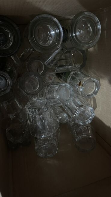 Посуда: Предлагается набор различной посуды, включающий круглые и квадратные — 7