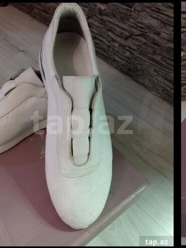 Ayaqqabılar: Məhsul: Kişi ayaqqabıları – 2 cüt, qəhvəyi rəng 1) Klassik slip-on — 16