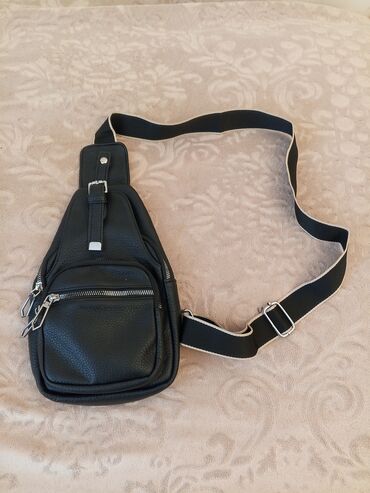 Eynəklər: Qara “crossbody”/sinə çantası - Material: teksturalı süni dəri (qara