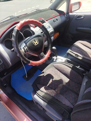 авто с последующим выкупом фит: Хэтчбек Honda Jazz в цвете «розовое золото». Автомобиль оснащен