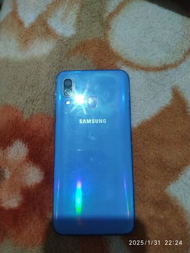 телефоы: Samsung Galaxy A40, Колдонулган, 64 ГБ, түсү - Көгүлтүр, 2 SIM