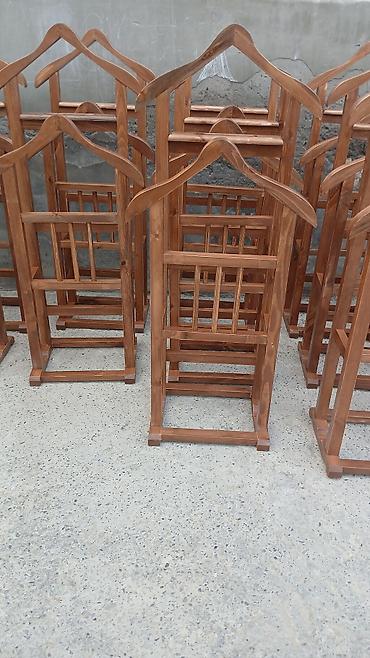 pol əskisi: Açıq məkanlar üçün taxta zibil qutuları və taxta geyim asılqanları — 3