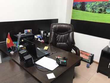 мебель для офиса: Срочно сдаётся офис, светлая внутренность, удобное местоположение в