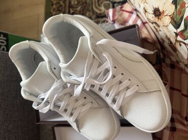 вечернее платье бирюзового цвета: Белые кроссовки Puma Basket Classic XXI — классический стиль с