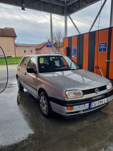 prekrivač za šoferšajbnu: Prodaje se Volkswagen Golf III u srebrnoj boji. Automobil je hečbek