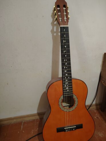 Звуковое оборудование: Klassik gitara musiqi öyrənmək istəyənlər üçün əla seçimdir. Klassik