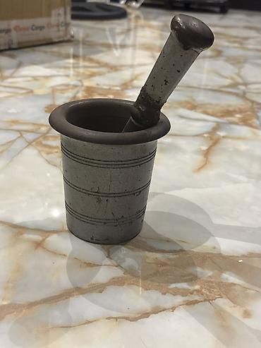 aletler alemi: Dəmir/döküm havan və dəstəsi (əl ilə üyüdücü) • Material: ağır metal — 1