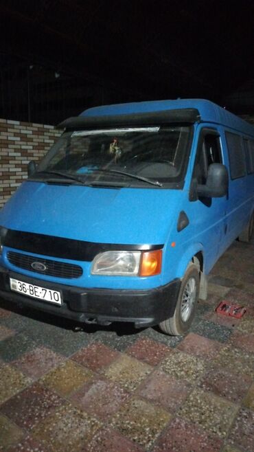 Mavi rəngli Ford Transit mikroavtobus geniş yükdaşıma imkanlarına