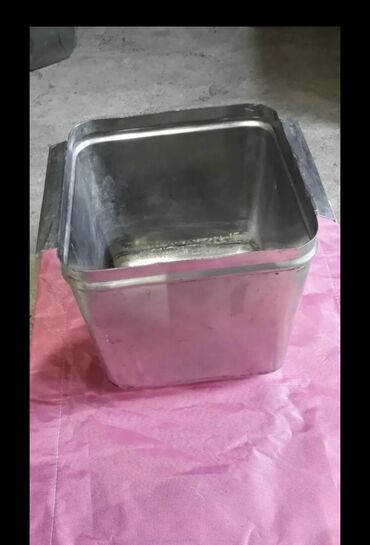 Посуда: Супницачашки,вилки,ножи,Шейер,чайник чугун,молочница,и.т.далее — 8