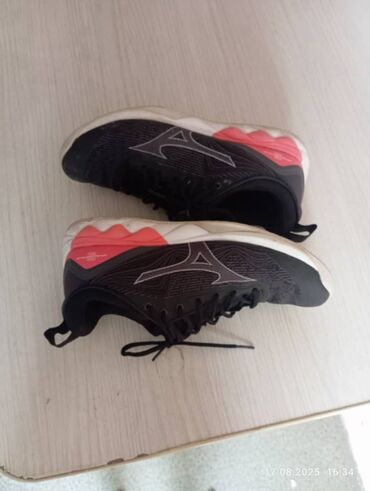 спортивные костюмы для женщин: Черные кроссовки Mizuno с кораллово-белыми вставками на подошве