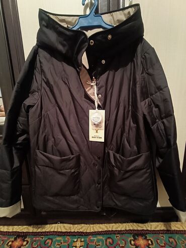 button: Продается двусторонняя демисезонная куртка с вшитым капюшоном фирмы