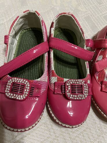 Детская обувь: Продаю туфли детские б/у серые 27 размер, а розовые 30 размер по