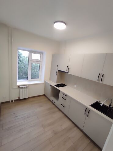 1 комнатная квартира на сутки в оше: 4 бөлмө, 76 кв. м, Жеке план, 4 кабат, Евроремонт