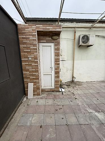 Həyət evləri və villaların satışı: Şəhər daxili dar küçədə yerləşən həyət evi. Xüsusiyyətlər: - — 3