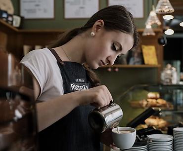 Barista xanım tələb olunur İş saatı 18:00 - 02:00 Həftədə 1