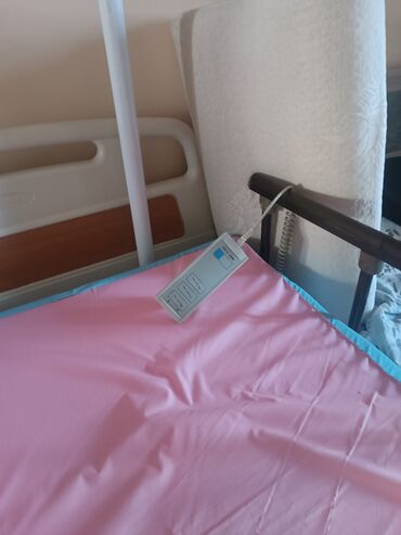 медицинские кровати: Продается кровать электрическая с пультом управления, 3 режима