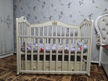 развивающий коврик бабочка: Манеж-кровать, Б/у, С комодом, Дерево