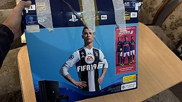 PS4 (Sony PlayStation 4): PlayStation 4 Pro (1 ТБ) — комплект FIFA 19 Состояние почти идеальное — 4