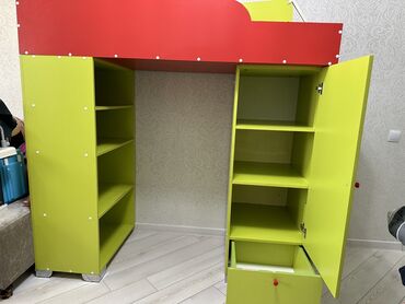 крават спалный: Продам детскую двуярусную кровать. На первом ярусе полочки, шкафчик