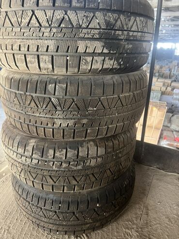 центр шины: Комплект зимних шин 215/55 R17 - Тип: зимние, фрикционные (символ