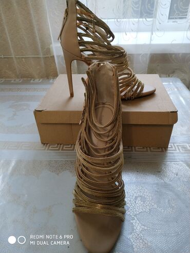босоножки без каблука: Нарядные босоножки с золотой фурнитурой Zara новые Бежевые, экокожа