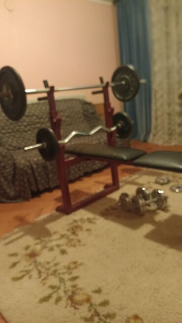 Rekviziti za vežbanje: Višenamenska klupa za vežbanje sa stalkom za šipku i setom tegova. - — 3