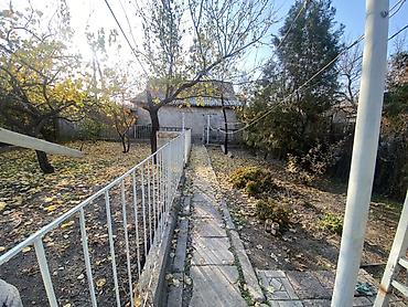 Продажа коттеджей и домов: Продаётся дом и с участком 6 соток, заезд на три машины, есть крытый — 3