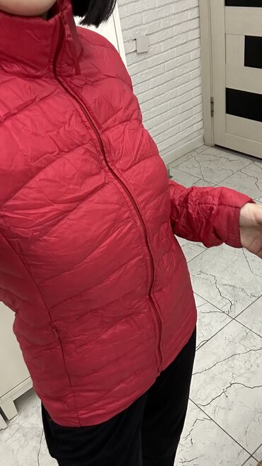 куртки юникло бишкек: Куртка Uniqlo, S (EU 36), цвет - Красный
