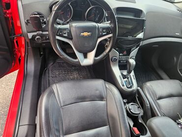Chevrolet: Chevrolet Cruze LT sedan – parlaq qırmızı rəngdə, qara rəngli 17'' — 1