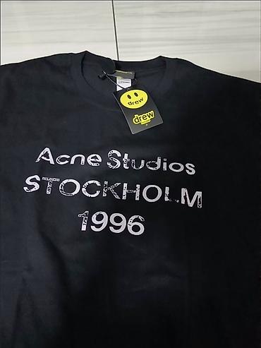 sortlar: Qara rəngli qısaqoll t‑şört. Ön hissədə “Acne Studios STOCKHOLM 1996” — 2