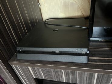 PS4 (Sony PlayStation 4): Продаю срочно PlayStation 4 slim 500gb Проблем нету, все пломбы на