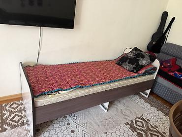 bunk bed: Односпальная кровать с прямыми изголовьем и изножьем. - Размер — 1