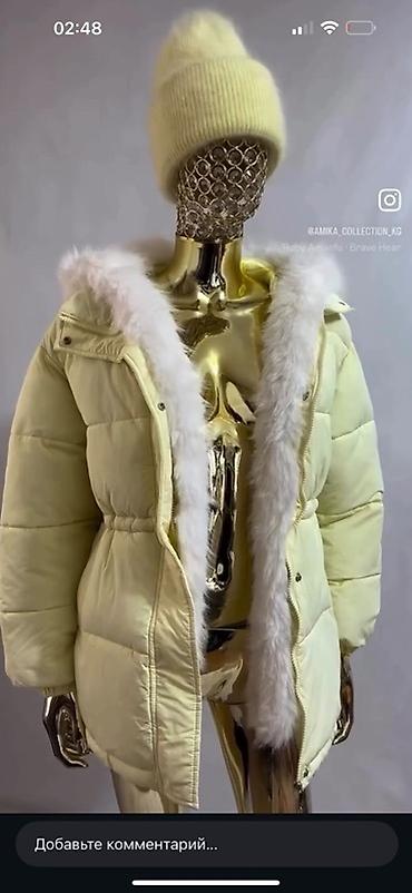 розовый пуховик: Женская утеплённая куртка-пуховик с капюшоном и пушистой меховой — 2