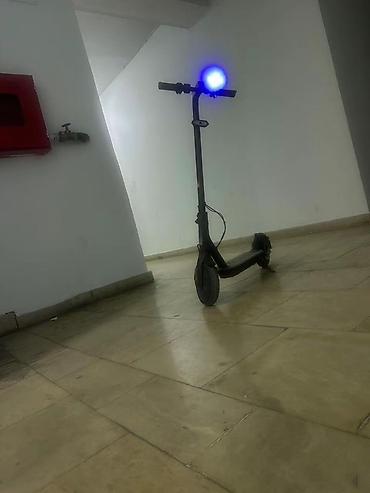 tek tekerli scooter: Elektrikli skuter – şəhər içi rahat hərəkət üçün kompakt və səssiz — 1
