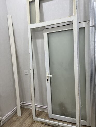 Plastik qapılar: Salam təcili satılır, bağlı balkon qapısı olub əla vəziyyətdə şüşəli
