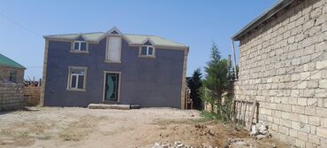 Гаражи: Satılır: həyətli 2 mərtəbəli fərdi yaşayış evi otaglar cox genis