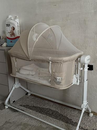 гнездо для малыша: Детская прикроватная кроватка-колыбель Cool Baby, бежевого цвета — 3