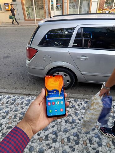samsung t400: Samsung Galaxy A20, 32 GB, rəng - Qırmızı, Face ID, Düyməli, Barmaq izi