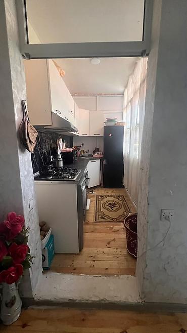 kohne guneslide evler: Xirdalanda 5 nom mektebin yaxinliginda kursulu altı qaracli 4 otagli — 4