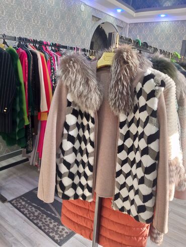 Шубы: Женские изделия из меха с поперечной полосой - Варианты — 14