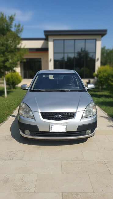 Kia: Kia Rio hatchback – gümüşü rəngdə, kompakt və qənaətcil şəhər — 2