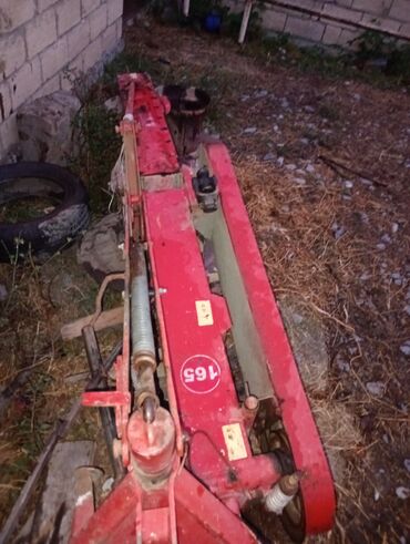 işlənmiş traktor: Fermerlər və torpaq sahibləri üçün nəzərdə tutulmuş qırmızı rəngdə