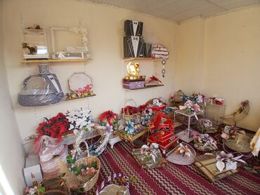 Toy paltarları: Bu otaqda müxtəlif mərasimlər, əsasən toy və nişan üçün bəzək əşyaları