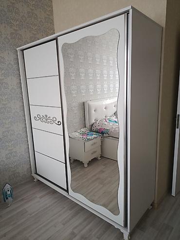 kupə: Ağ rəngdə sürgülü qapılı qarderob - İki qapılı konstruksiya: biri tam — 1