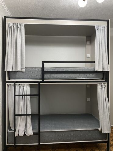 Двухъярусные детские кровати: Двухъярусная кровать с металлическим каркасом и серыми матрасами — 10