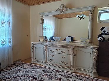guzgulu mebel dəsti: Klassik üslubda iri ölçülü güzgülü konsol/bufet - Rəng: krem (qızılı — 2