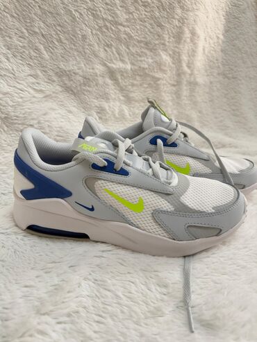 синие женские кроссовки: Кроссовки Nike Air Max в сером, белом и синем цветах. Модель