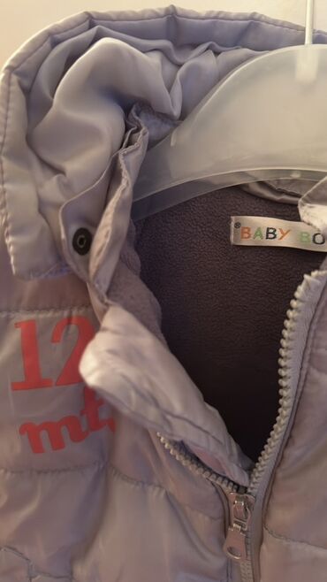 Uşaqlar üçün yüngül boz rəngli, isti gödəkçə. Bu gödəkçə "BABY BOL"