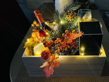 Kompleti namirnica: Elegantni poklon-aranžmani i premium gift korpe - Ručno aranžirane — 4