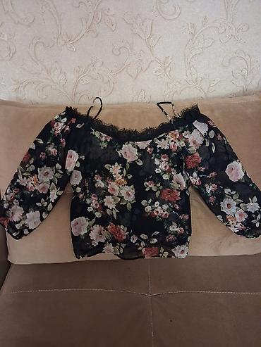 Qara fon üzərində güllü şifon bluz - Material: Yüngül, şəffaf şifon -